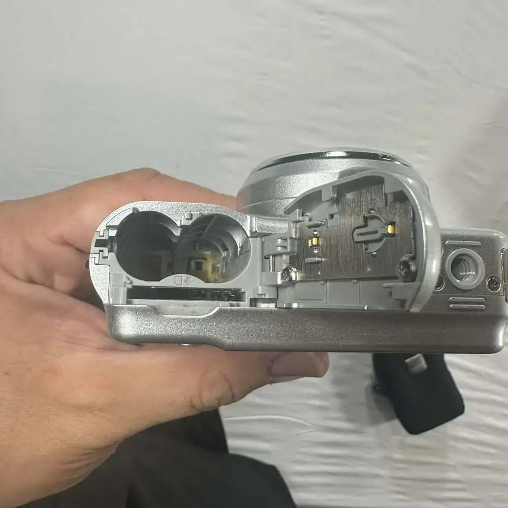Nikon Coolpix L5 Silver 7.2MP 5X Optical Zoom Digital Camera VR Y2K with Box